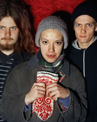 Mitten Girl 4 800 € / UNTITLED, NUORET SANKARIT / YOUNG HEROES, 1995-1996, 103,5 x 82 cm, c-print black metal frame + glass, ed. 1/10