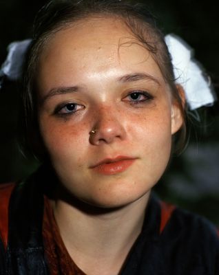 Makeup Girl 4 800 € / UNTITLED, NUORET SANKARIT / YOUNG HEROES, 1995-1996, 103,5 x 82 cm, c-print black metal frames + glass, ed. 3/10