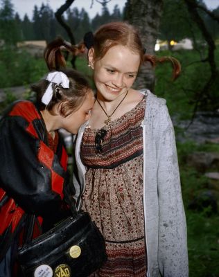 Pippi Girls 4 800 € / 103,5 x 82 cm / UNTITLED, NUORET SANKARIT / YOUNG HEROES, 1995-1996, c-print black metal frames + glass, ed. 3/10