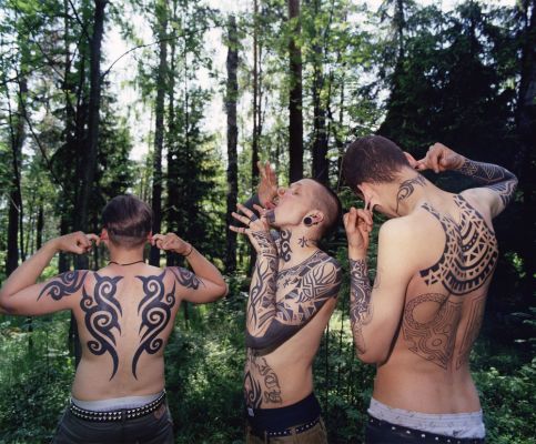 Miika and Friends 4 500 € / Marked skin, 1999-2000, 87 x 107 cm, c-print black wooden frames + glass, signed, ed. 2/10