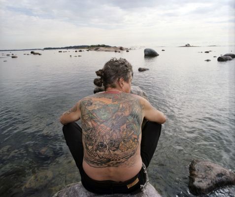 Eero 3 000 € / Marked skin, 1999-2000, 66 x 83 cm, c-print black wooden frames + glass signed, ed. 1/10